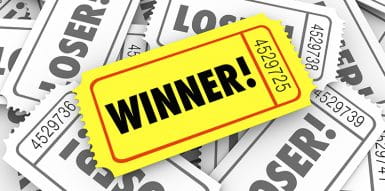 Bilhete Vencedor Destacadado Numa Pilha de Bilhetes