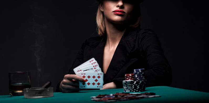 Senhora com vestido de época a jogar cartas