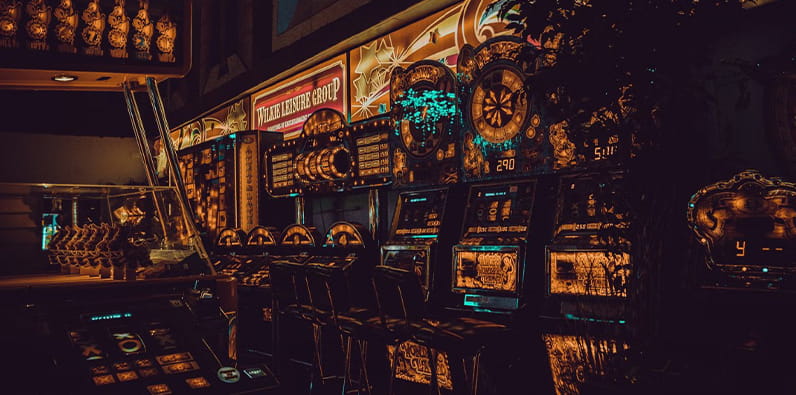 Imagem do Interior de um Casino Iluminado Por Slot Machines