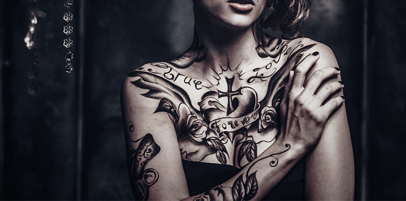 Mulher Tatuada, Dando Origem a Rumores e Superstições Acerca de Tatuagens