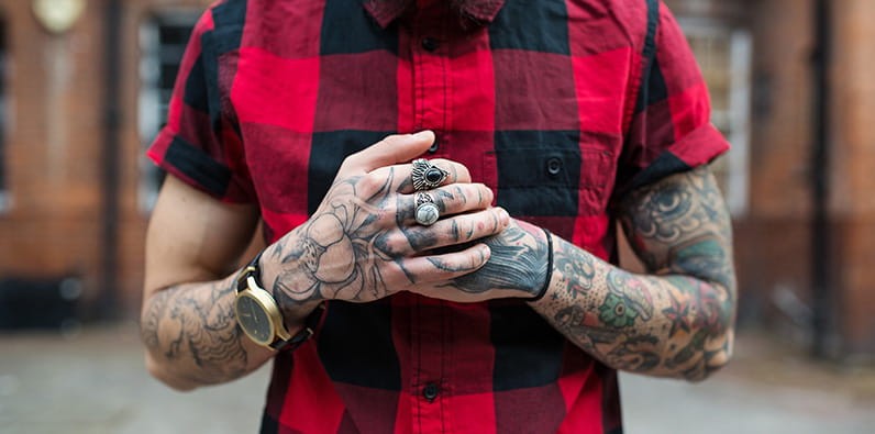 Tatuagens, Origem e Superstição. Mulher Tatuada a Jogar Cartas a Fumar