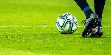 Bola de futebol na relva