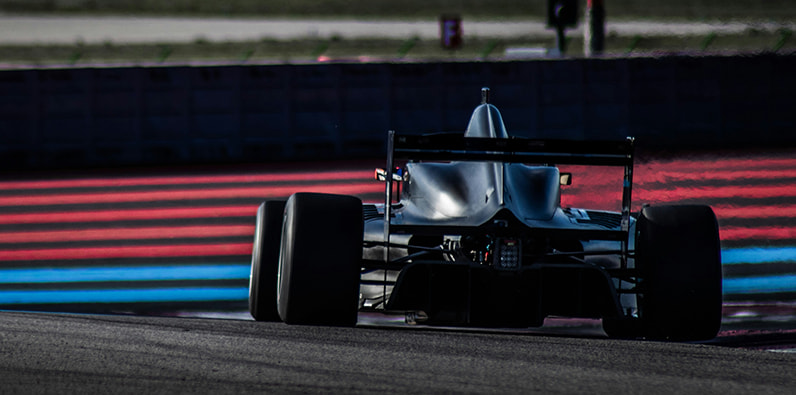 Carro de F1 em pista