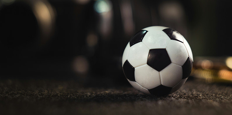 Bola de futebol preta e branca