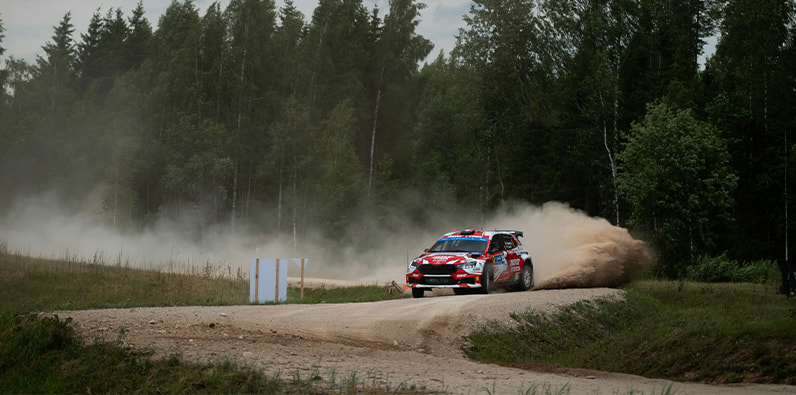 Carro de rally a conduzir na floresta