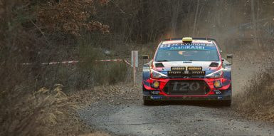 Carro de rally a passar