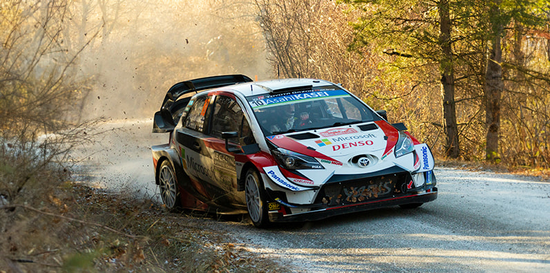 Carro de rally a ser conduzido