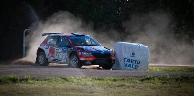 Carro de rally em estrada de terra